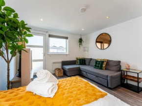 Pass the Keys Lovely top floor 1 bedroom apartment with patio